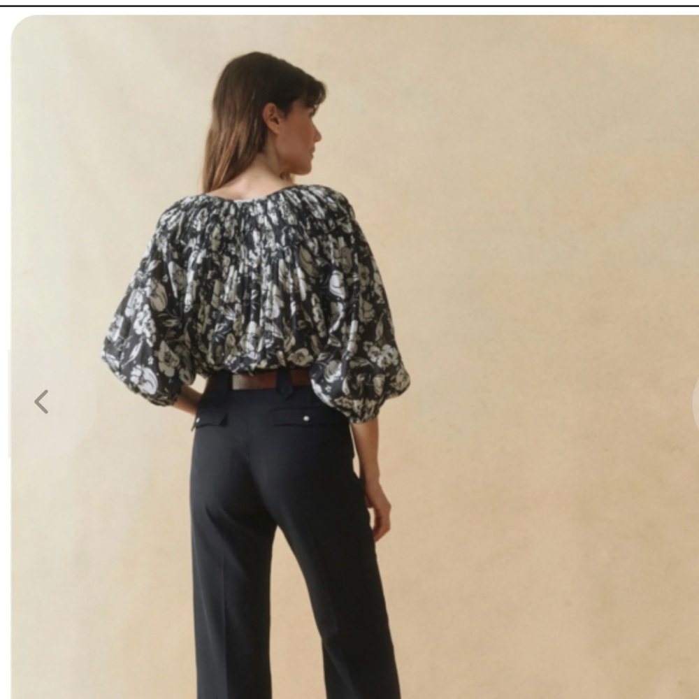 The Great. The Swift Top in Navy Whisper Floral

Size 2